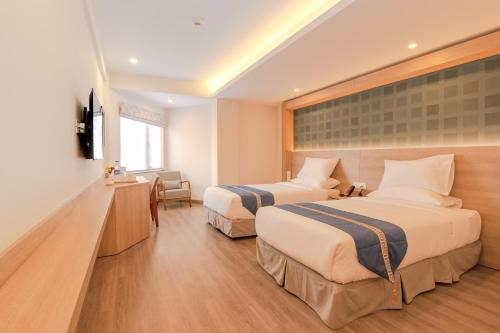 1 queen bed, 2 twin beds