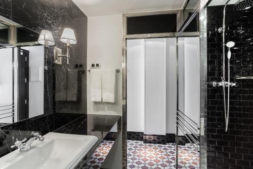 Double or Twin Room image 8