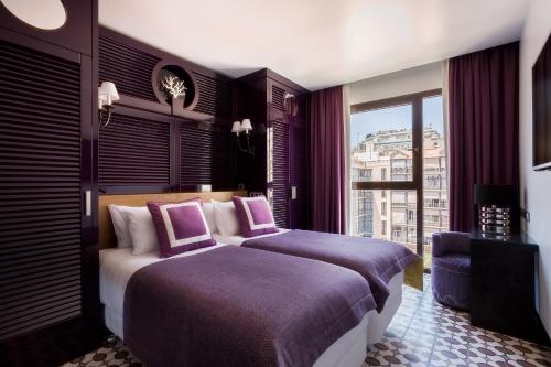 Two Connecting Double Rooms (2 Adults + 2 Children)