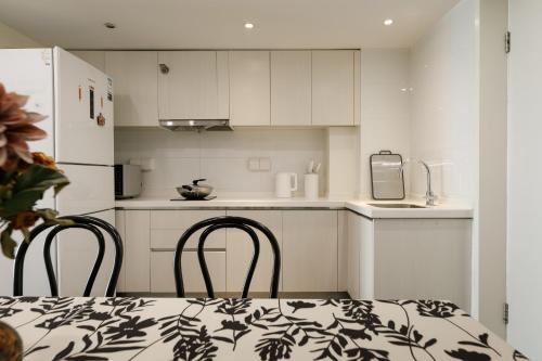 Mu En Apartment Retro 2-Bedroom - 15min drive to Disney & SNIEC Near Metro Line 13, Shanghai (photo 4)