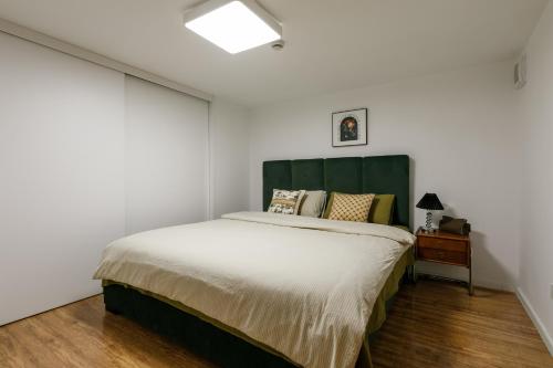 Mu En Apartment Retro 2-Bedroom - 15min drive to Disney & SNIEC Near Metro Line 13, Shanghai (photo 10)