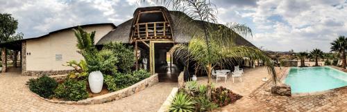 Buitenkant, Etotongwe Lodge in Outjo