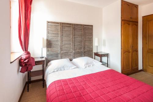Logis Hotel Le Relais Des Dix Crus The 2-star Logis Hotel Le Relais Des Dix Crus offers comfort and convenience whether youre on business or holiday in Corcelles En Beaujolais. Both business travelers and tourists can enjoy the hotel