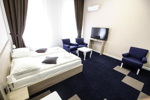 Hotel Story - image 13