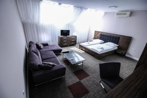 Hotel Story - image 8