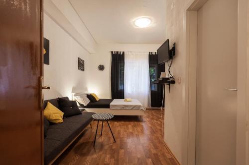 Basic Triple Room image 7