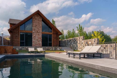 Heating pool villa with forest view, hot tube, cinema and PlayStation – khách sạn tại Dilijan