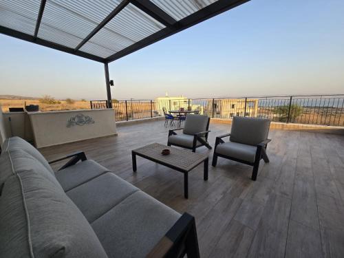 陽台/露台, LA VIE-Mountain View Suites Boutique in livnim in 利夫尼