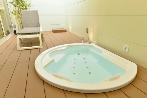 room detail thumbnail 2