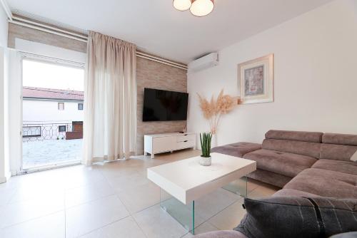 ห้องส่วนกลางสำหรับนั่งเล่น/ดูทีวี, Apartment Amelie in อิชิชิ