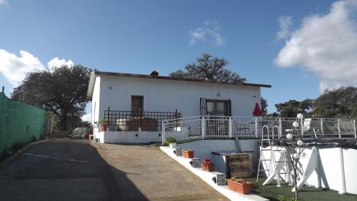 Villa Saudade, casa entre encinas, Nerja