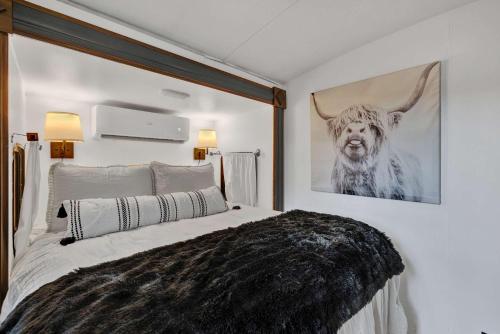 Lucinda Luxury RV with Hot Tub in Fredericksburg, USA