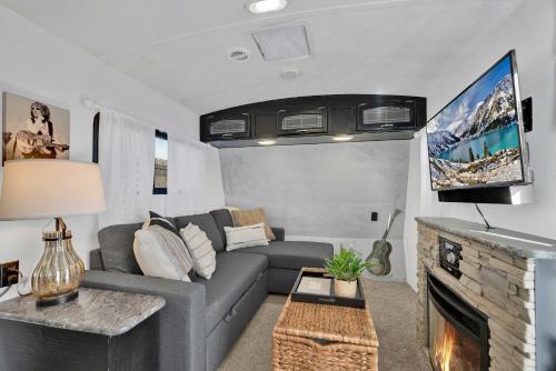 Lucinda Luxury RV with Hot Tub in Fredericksburg, USA