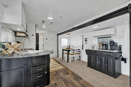 Lucinda Luxury RV with Hot Tub in Fredericksburg, USA