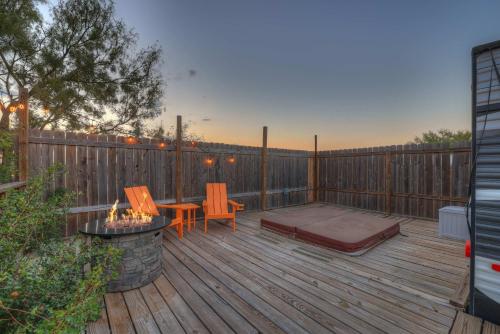 Lucinda Luxury RV with Hot Tub in Fredericksburg, USA