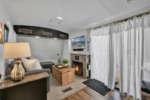 Lucinda Luxury RV with Hot Tub in Fredericksburg, USA