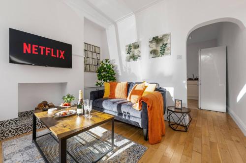 Metrolink Steps Away • Fast City & Airport Links gîte à louer Springfield Primary School. Springfield Road SALE