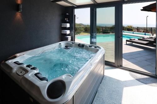 Villa Krasica - Private Tennis Court, Sauna & Jacuzzi in Krasica