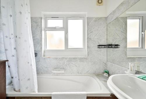 Luxury 5-Bed Townhouse - Sleeps 10 Near Harrods - image 7