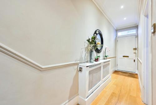 Luxury 5-Bed Townhouse - Sleeps 10 Near Harrods - image 8