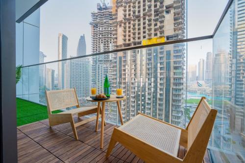 Luxury 2BR at Burj Crown Sleeps 7 PS5 & 65-inch TV