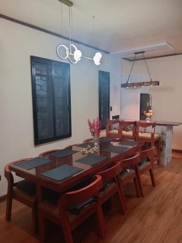 Hidden Koi Staycation - 2 Bedroom in Castillejos