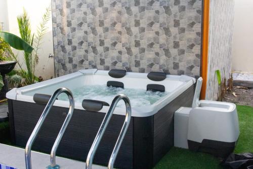 Hidden Koi Staycation - 2 Bedroom in Castillejos
