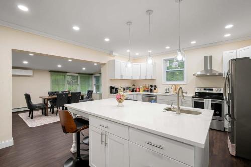 Family Oasis Pool Firepit Creek Near Delaware in 傑維斯港