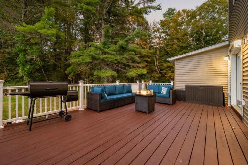 Family Oasis Pool Firepit Creek Near Delaware in 傑維斯港