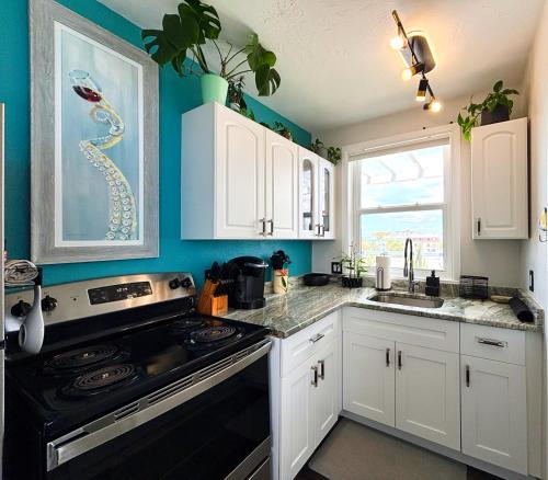 Charming suite with private deck Downtown FMB