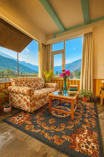 Apple Flower Himalayan Heights - Luxury Stay with Mountain Views, Parking & Garden - Manali