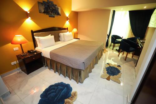 1 king bed, 1 sofa bed