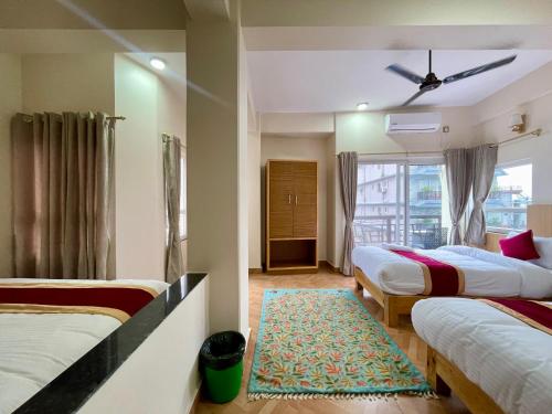 Hotel Roadside Inn - image 2