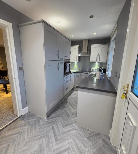 кухня, 3 Bedroom FM Homes & Apartments Wishaw Motherwell in Вішоу