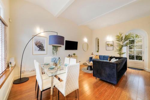 Elegant 3BR Mews House with Parking in Westminster, London