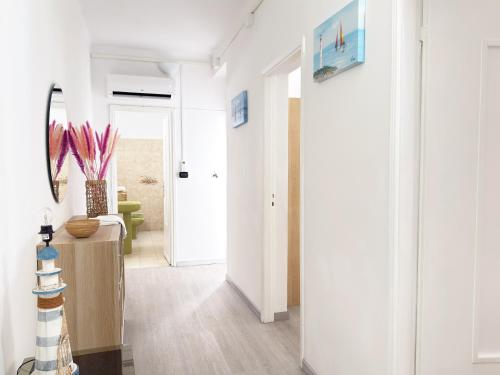 Entree, 50 mt dal mare - Relax con Box e Ampio Terrazzo in Alassio