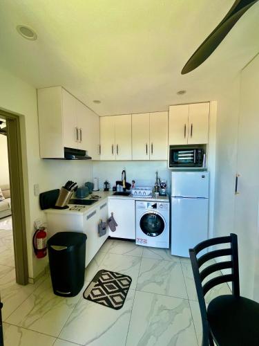 Eden Roc Ocean View Retreat near Hermitage Bay Beach & Jolly Harbour Antigua in סאינט מארי