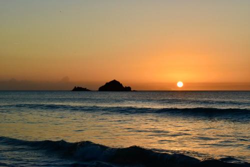 חוף ים, Eden Roc Ocean View Retreat near Hermitage Bay Beach & Jolly Harbour Antigua in סאינט מארי