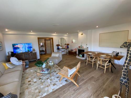 ห้องส่วนกลางสำหรับนั่งเล่น/ดูทีวี, Cascais Beach Home in ชาร์เนชา