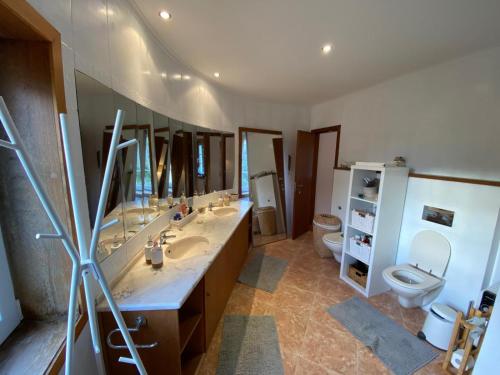 ฝักบัว, Cascais Beach Home in ชาร์เนชา