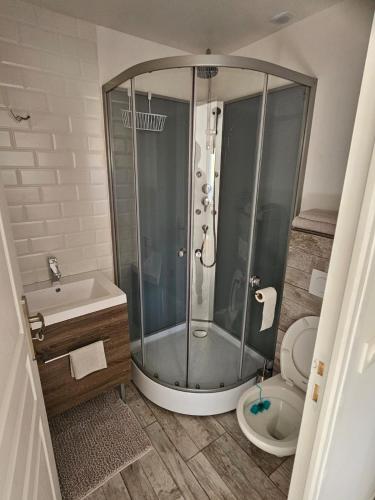 ฝักบัว, Casă mică și șarmantă la țară (Casa mica si sarmanta la tara) in โปลเนเวซ-ดู-ฟายู