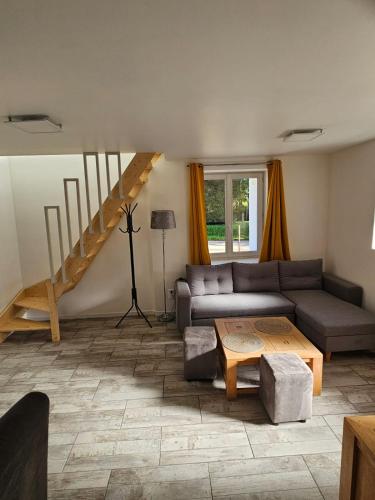 Casă mică și șarmantă la țară (Casa mica si sarmanta la tara) in โปลเนเวซ-ดู-ฟายู