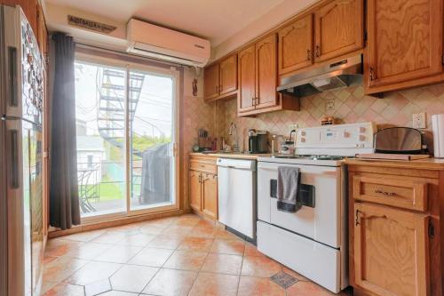 Cozy 2 bedroom close to downtown in LaSalle