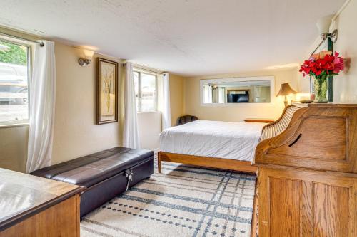 Walk to Mingus Park Quaint Escape with Private Yard in Coos Bay