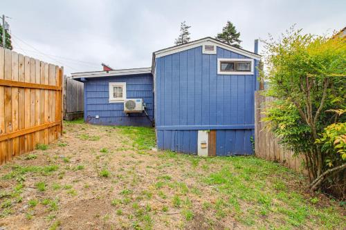 Walk to Mingus Park Quaint Escape with Private Yard in Coos Bay