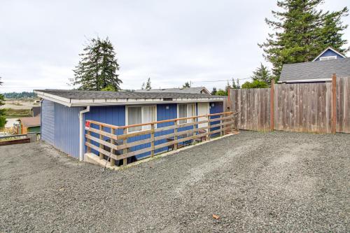 Walk to Mingus Park Quaint Escape with Private Yard in Coos Bay