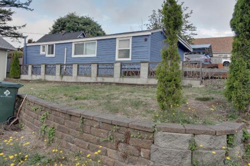 Walk to Mingus Park Quaint Escape with Private Yard in Coos Bay