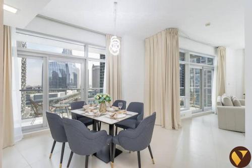 Vogue In the Heart of Downtown Walkable to Burj Khalifa & Dubai Mall Spacious Two Bedroom Apartment with Large Balcony and full Amenities, Dubaï (photo 9)