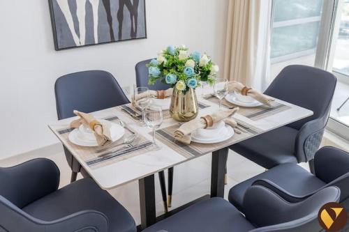 Vogue In the Heart of Downtown Walkable to Burj Khalifa & Dubai Mall Spacious Two Bedroom Apartment with Large Balcony and full Amenities, Dubaï (photo 10)