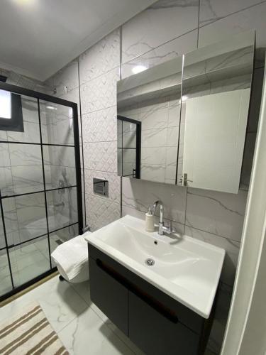 Zuhanyzó, Apartment Blue Sapphire 1 - Fethiye in Camkoy